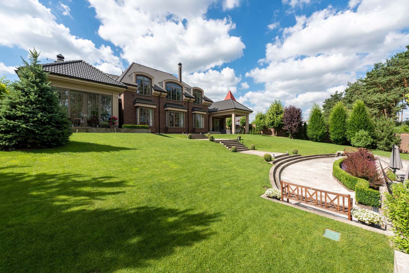 Landscaped villa garden by Alqamar Albariz